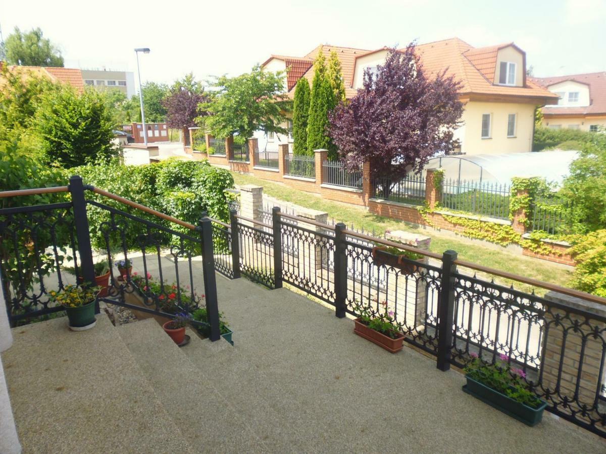 Villa Homestay Nad Helmrovkou Prága Kültér fotó